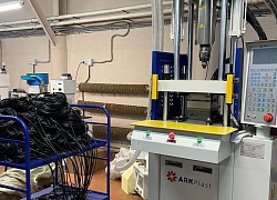 Запуск вертикального термопластавтомат с оборудованием для литья сетевых вилок в Смоленске
